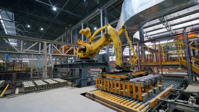 自动化机器将砖块放在现代工厂的输送机上。