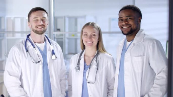 多元文化的男女医生在工作中摆姿势微笑