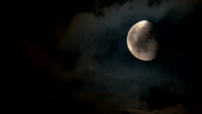 月亮和暴风雨的乌云
