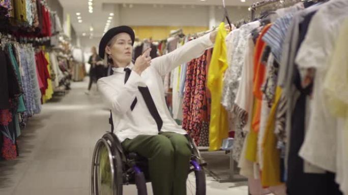 轮椅上的美女在服装店拍摄衬衫