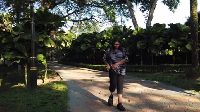 周末上午，一名亚洲印度女性假肢在公园散步和锻炼