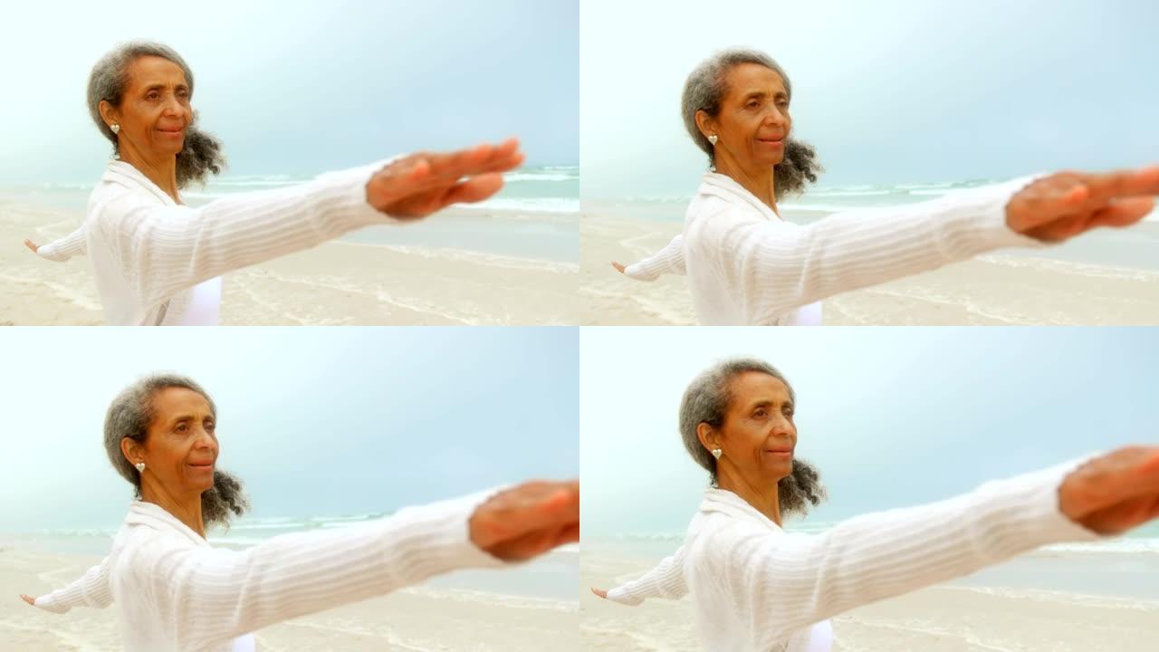 活跃的老年非洲裔美国妇女在海滩4k运动垫上锻炼的侧视图