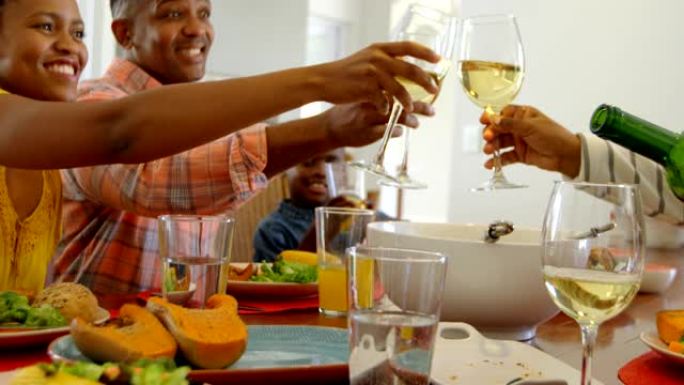 多代黑人家庭在舒适的4k家庭餐桌上用餐的侧视图