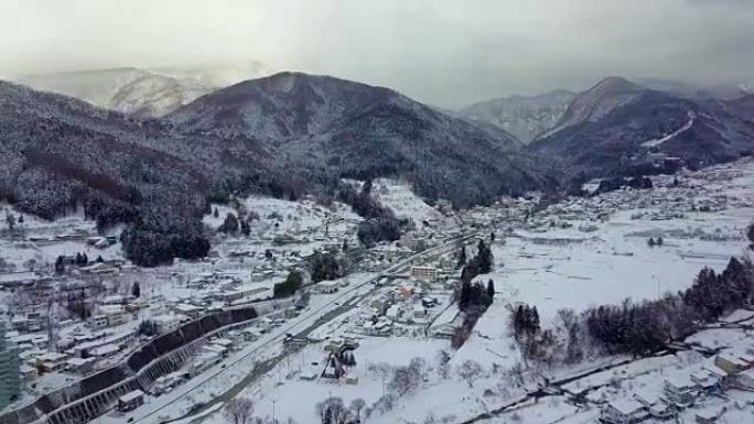 日本长野山内冬季雪的鸟瞰图