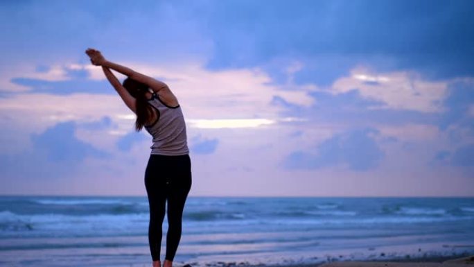 女人在海上瑜伽女人在海上瑜伽海边运动