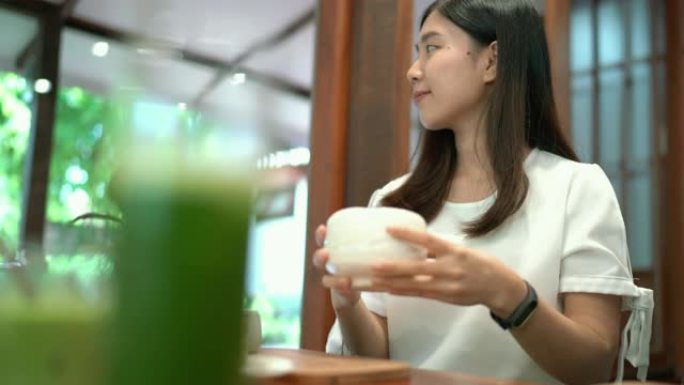 两张亚洲妇女在日本咖啡馆喝热绿茶的照片