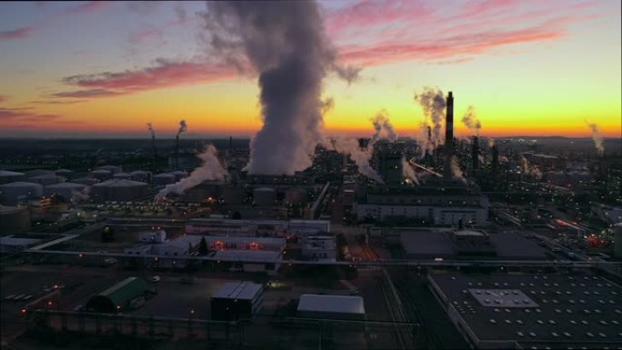WS鸟瞰图烟雾在黄昏时升起在炼油厂上方