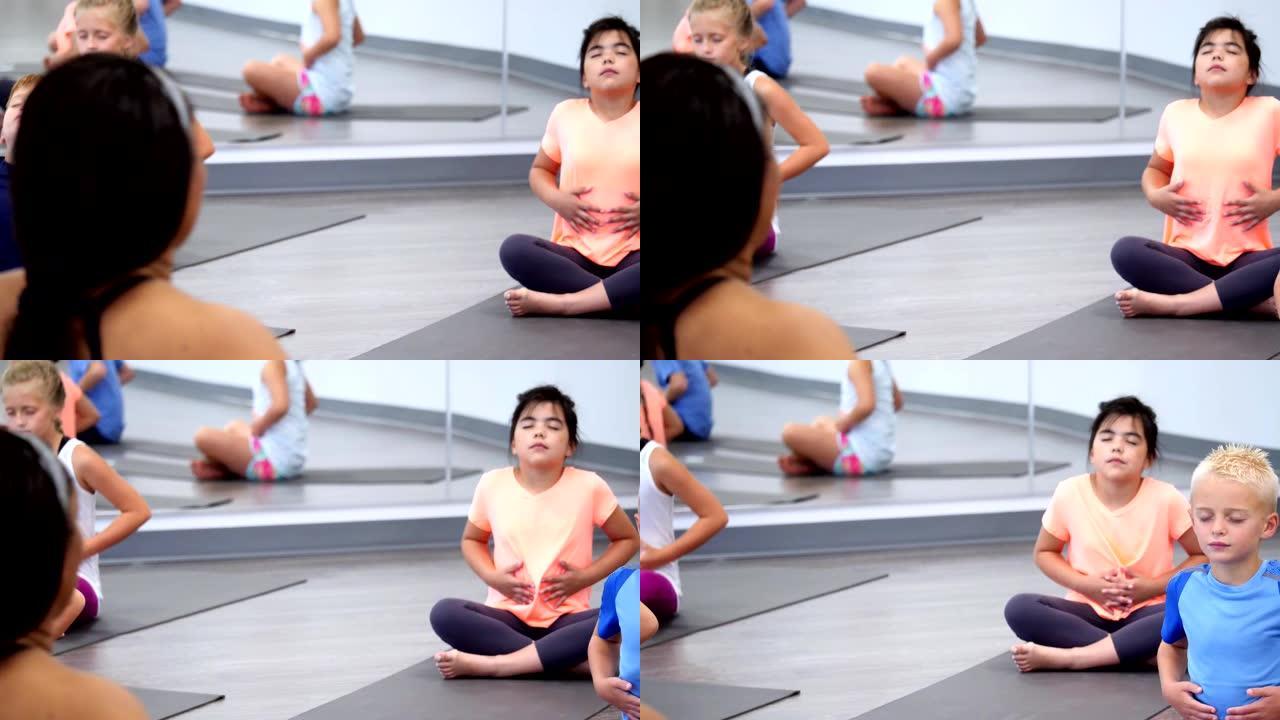 儿童在瑜伽课上学习呼吸锻炼