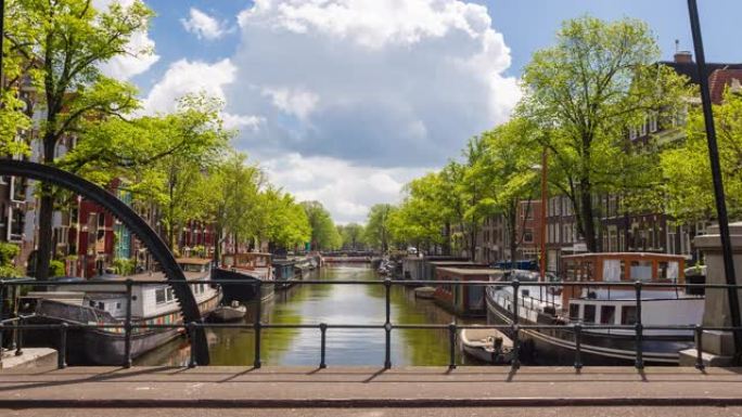 从阿姆斯特丹河运河的个人角度看，从桥上看到船只和船屋