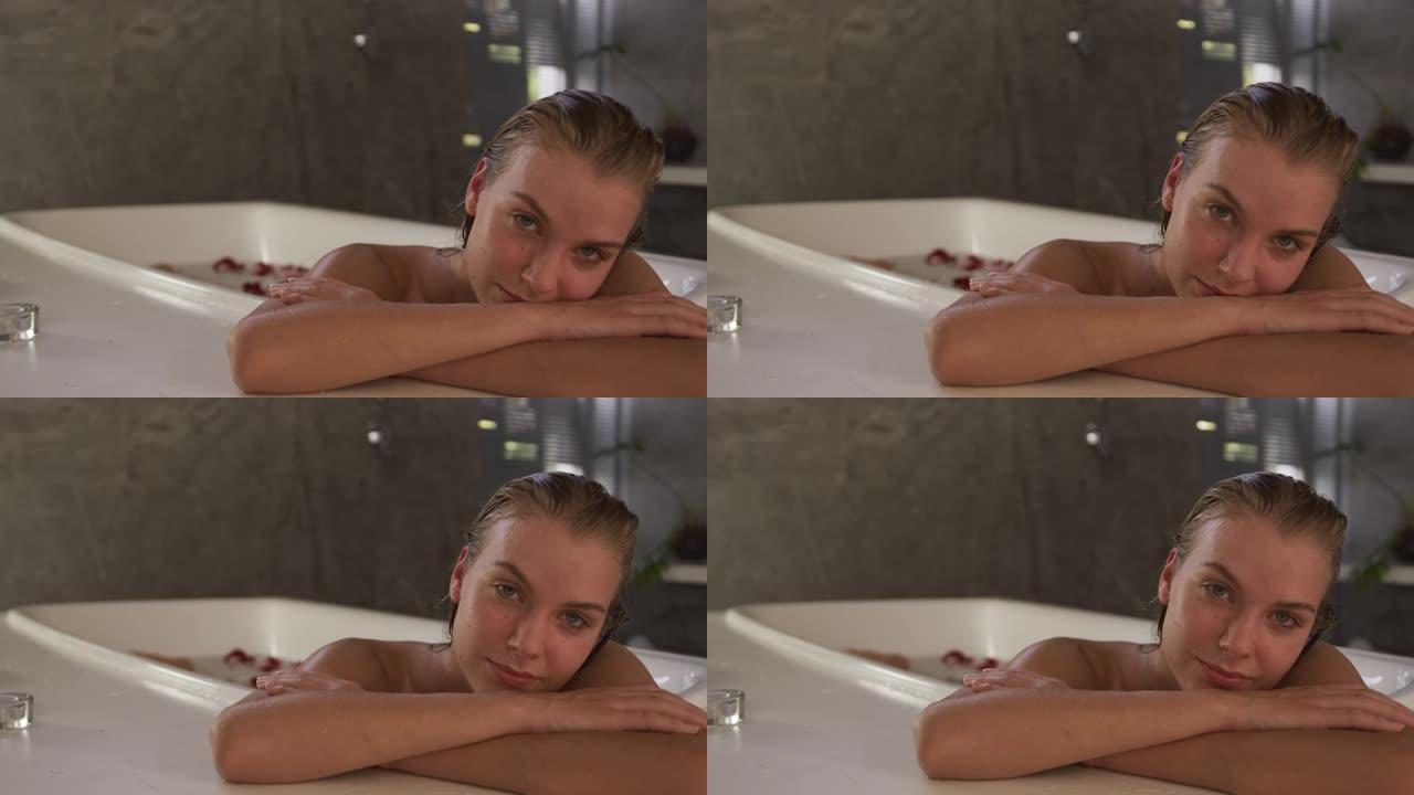 在酒店洗澡的白人妇女