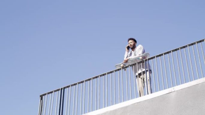 打电话给他的滑冰伙伴加入他