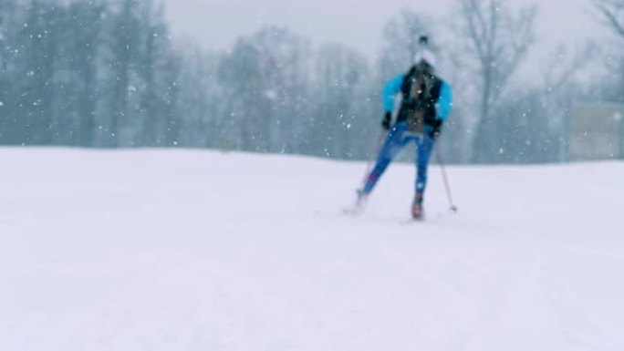 赛道上的女滑雪者，后视图。