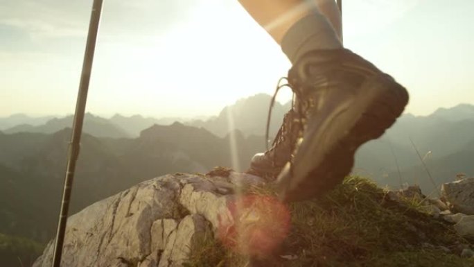 慢动作: 穿着皮革登山靴的女游客到达顶峰。