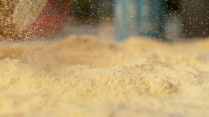 慢动作: 当质朴的面包落在桌子上时，黄色的面粉在空中飞舞。
