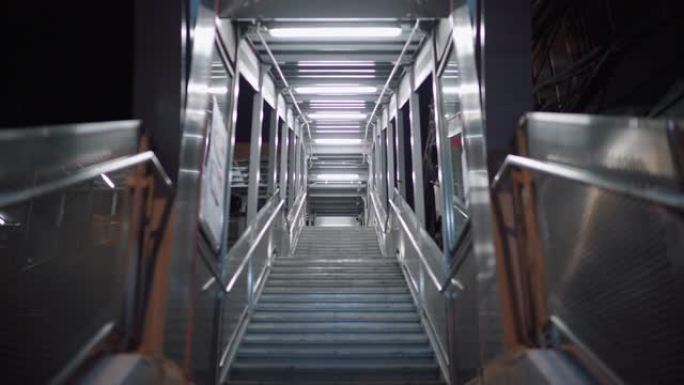 自动扶梯，没有行人的空中火车站