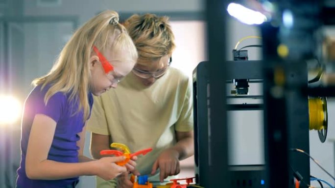 3d打印机上打印的儿童工程机器人。4K。
