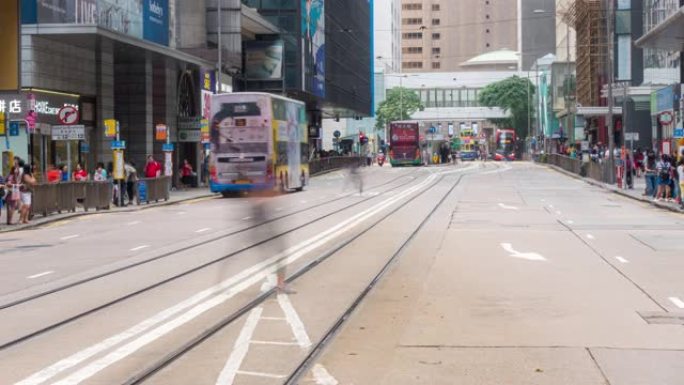 延时: 在香港中部市区以历史电车为背景的行人游客