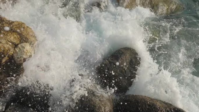 海浪撞击石滩。升格慢镜头溅起浪花自然的力