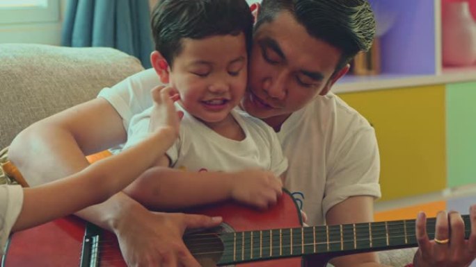他的儿子弹吉他