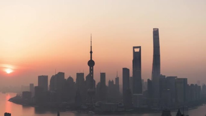 日出时上海天际线的T/L ZO鸟瞰图/中国上海