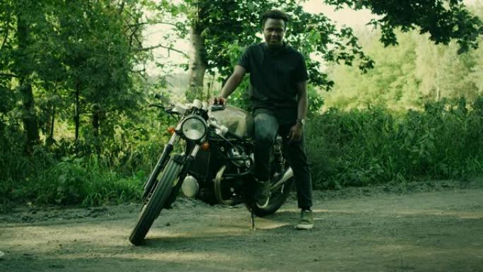 非洲人民和他的机器。定制摩托车