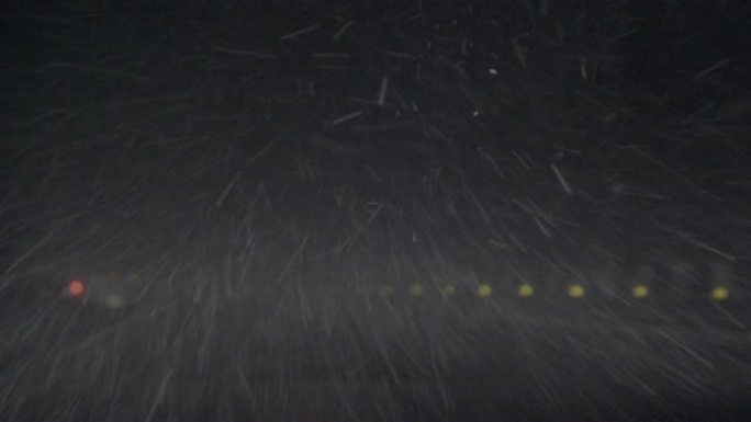 在日本，雪中驾驶汽车正在下降