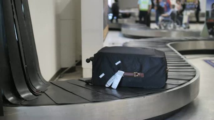 行李带在机场移动领取行李箱旅客行李箱