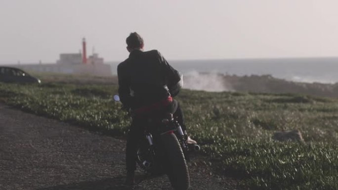 人在海边骑摩托车的背景图