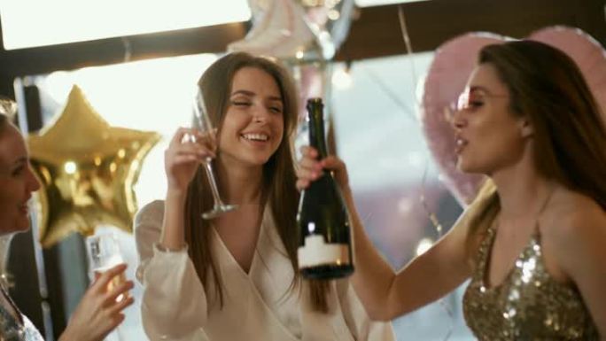女孩在生日聚会上喝香槟