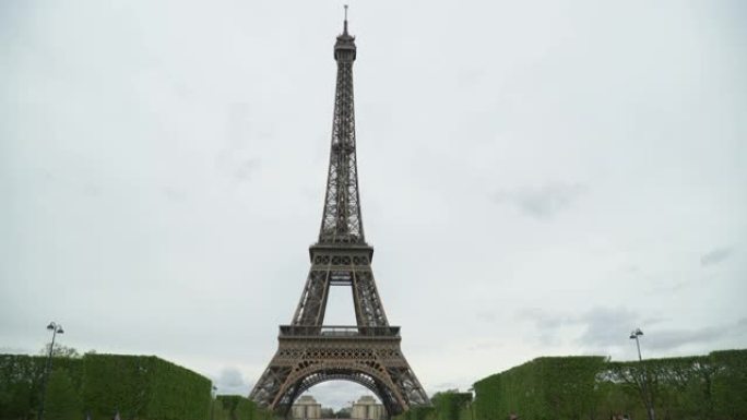 巴黎游客看着法国埃菲尔铁塔