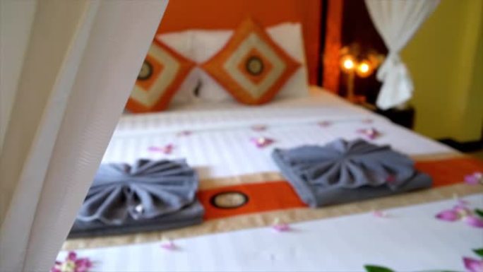 豪华酒店的卧室内部和带门廊的窗帘的4k慢动作镜头视图，生活方式和装饰概念