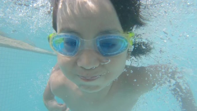 亚洲男婴在游泳池水下游泳