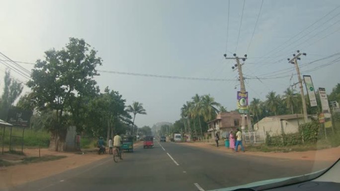 斯里兰卡sunny road上的MS汽车，人力车和自行车