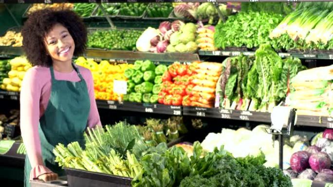 在超市工作的年轻非裔美国妇女