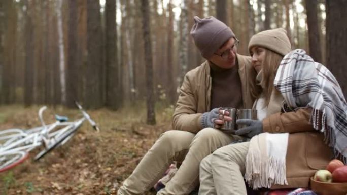 森林中秋季野餐的旅游夫妇肖像
