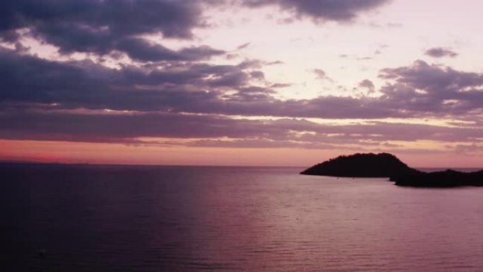 日落时海中一个荒岛的鸟瞰图。