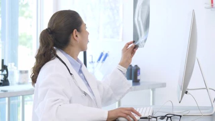 在计算机上检查x射线的医学专家