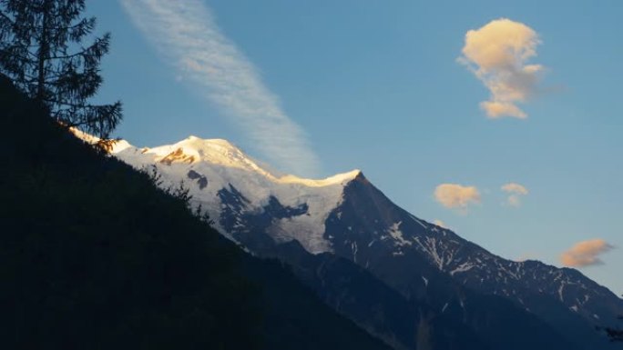 雪山的鸟瞰图。时间表