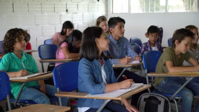 一群非常渴望在学校上课的快乐学生