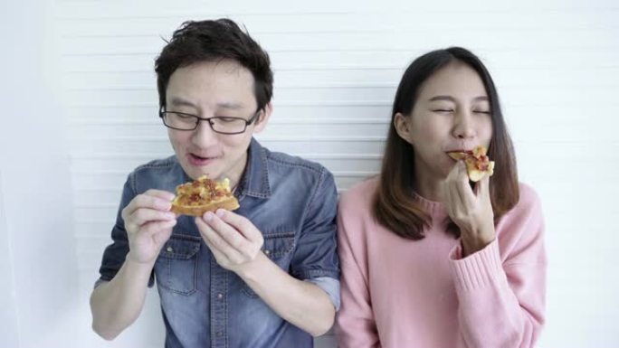 有趣的亚洲夫妇吃披萨