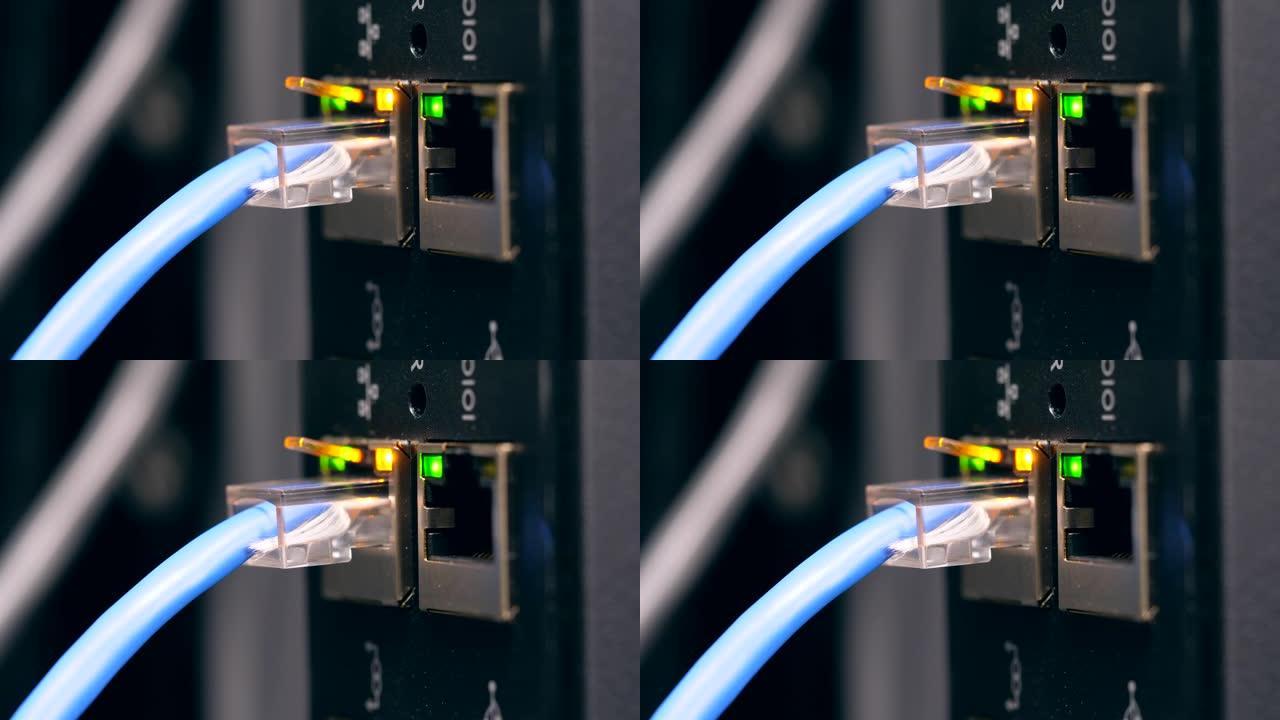 蓝色电缆插入服务器机房的工作计算机。