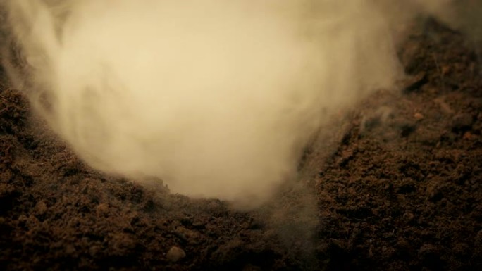 蒸汽冒出的热火山喷口