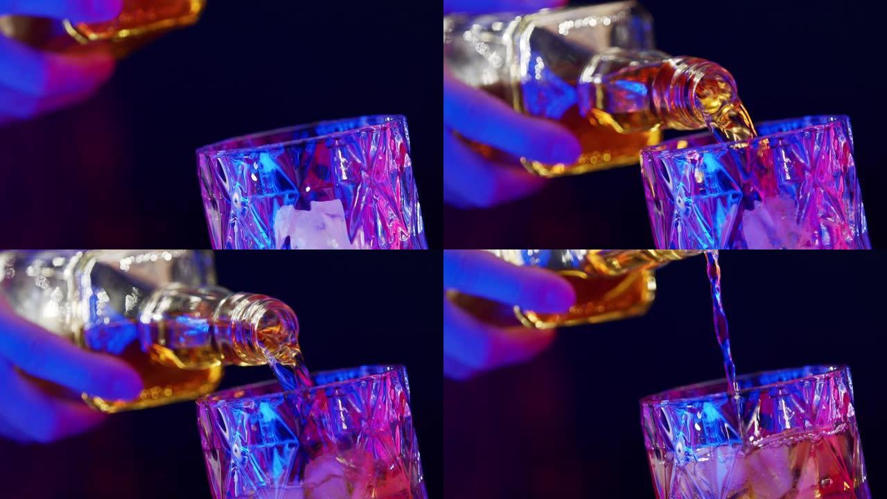调酒师将威士忌倒入玻璃杯中，边缘有金色的光线反射。在蓝色背景上关闭。