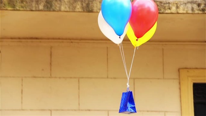 五颜六色的氦气球飞起来。爱在街上的宣言。