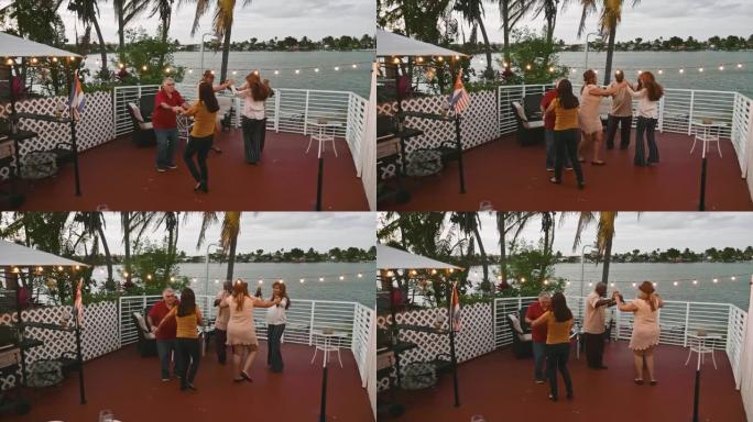 成熟和资深朋友在佛罗里达阳台上黄昏跳舞的Eal时间视频