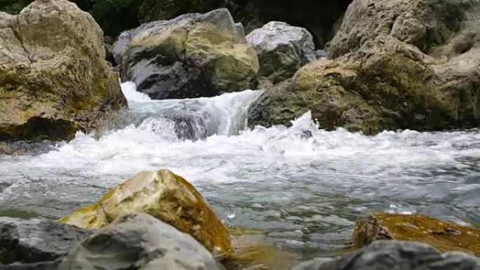 溪流落在岩石上山间河流