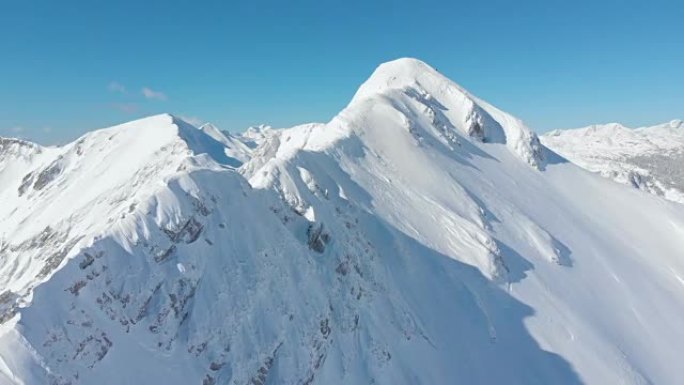空中: 在阳光明媚的阿尔卑斯山，雄伟的雪山山脊的电影拍摄。