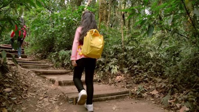 快乐儿童女孩之旅森林徒步旅行