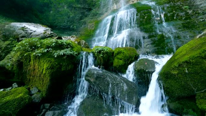 溪流落在岩石上山水瀑布高山流水青山流水