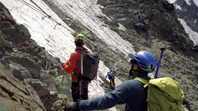 男人正在爬到山顶登山运动户外攀岩运动征服